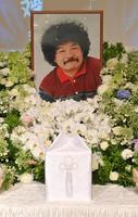 　佐藤蛾次郎さんの遺影と遺骨（撮影・西岡正）