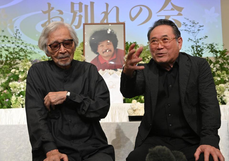 　囲み会見で佐藤蛾次郎さんの思い出を話す山田洋次監督（左）と前田吟（撮影・西岡正）