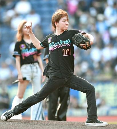 　始球式を務めるｌｏｌの佐藤友祐（撮影・開出牧）