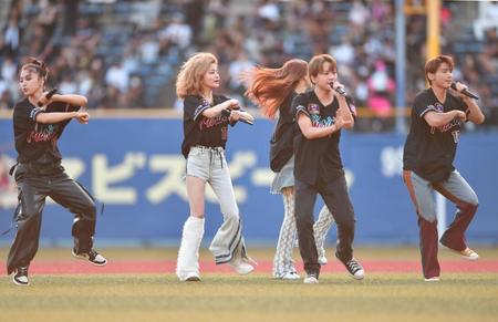 　スペシャルライブで熱唱する男女混成ダンス＆ボーカルグループ「ｌｏｌ－エルオーエル－」の佐藤友祐（右から２人目）らメンバー（撮影・開出牧）