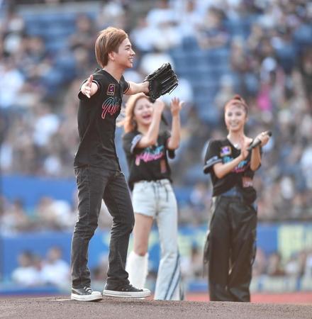 　始球式を務めた「ｌｏｌ－エルオーエル－」の佐藤友祐（撮影・開出牧）