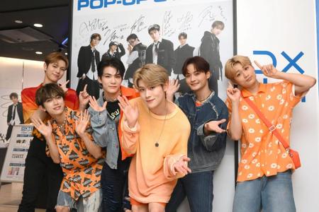 　ＤＸＴＥＥＮ（左から）福田歩汰、平本健、谷口太一、大久保波留、寺尾香信、田中笑太郎（撮影・堀内翔）