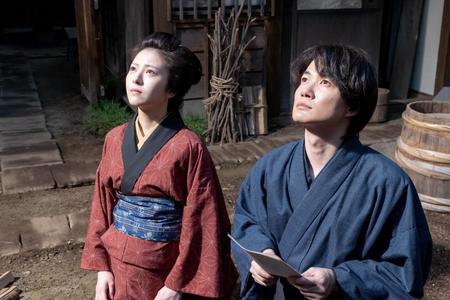 空に向かい、長女・園子の幸せを祈る万太郎（神木隆之介）と寿恵子（浜辺美波）