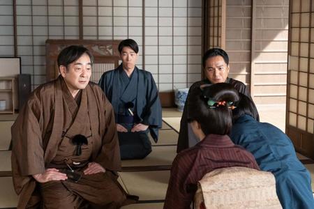 綾（佐久間由衣）と竹雄（志尊淳・右）にねぎらいの言葉をかける豊治（菅原大吉・左）たち