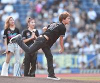 　始球式を務める「ｌｏｌ－エルオーエル－」の佐藤友祐（撮影・開出牧）