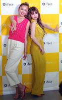 　姉妹そろって初のイベント登壇となった、ゆうちゃみ（左）とゆいちゃみ。それぞれの大好きなピンクと黄色のファッションで華やいだ雰囲気