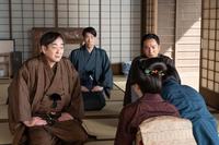 綾（佐久間由衣）と竹雄（志尊淳・右）にねぎらいの言葉をかける豊治（菅原大吉・左）たち