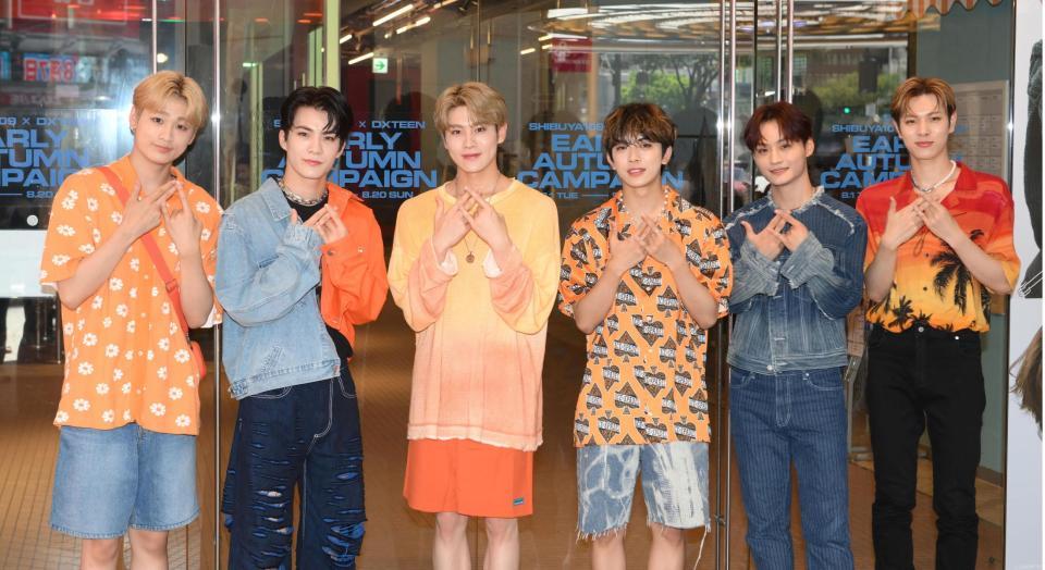 　フォトセッションでポーズを決めるＤＸＴＥＥＮの（左から）田中笑太郎、谷口太一、大久保波留、平本健、寺尾香信、福田歩汰（撮影・堀内翔）