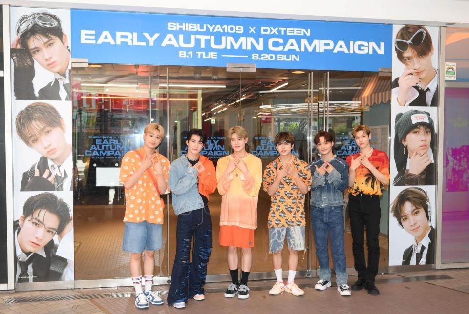 　フォトセッションでポーズを決めるＤＸＴＥＥＮの（左から）田中笑太郎、谷口太一、大久保波留、平本健、寺尾香信、福田歩汰（撮影・堀内翔）