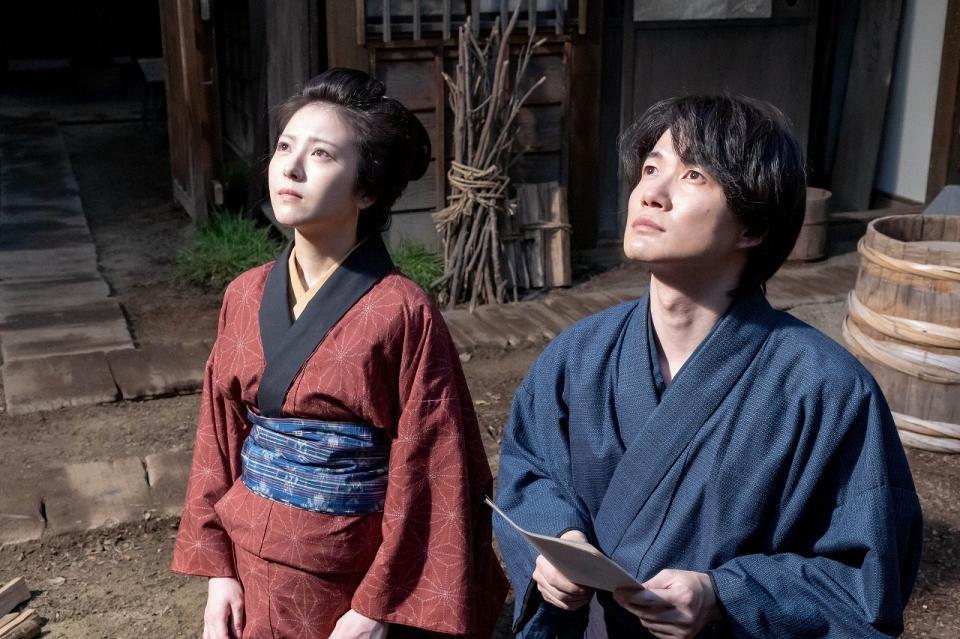 空に向かい、長女・園子の幸せを祈る万太郎（神木隆之介）と寿恵子（浜辺美波）