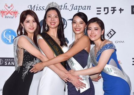 　（左から）３位の長坂有紗さん、グランプリの大城きらりさん、２位の小久保春菜さん、４位の楠由萌さん（撮影・佐々木彰尚）