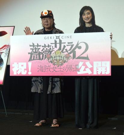 　初日舞台あいさつを行った古田新太（左）と天海祐希