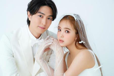 　結婚を発表した藤田二コル（右）と稲葉友