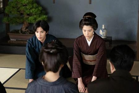 酒蔵「峰屋」で窮地に立たされた綾（佐久間由衣）と夫・竹雄（志尊淳）