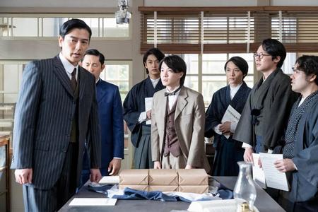 論文に激怒した田邊（要潤・左）は、万太郎（神木隆之介・中央）の大学の出入りを禁じて…