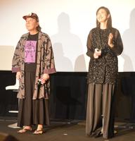 　初日舞台あいさつを行った古田新太（左）と天海祐希