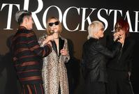 　ワイルドに手を組ませながらシャンパンを飲む（左から）ＭＩＹＡＶＩ、ＹＯＳＨＩＫＩ、ＨＹＤＥ、ＳＵＧＩＺＯ（撮影・堀内翔）