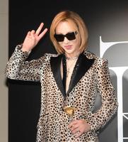 　シャンパンを手にピースをするＹＯＳＨＩＫＩ（撮影・堀内翔）