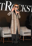 　登壇しピースをするＹＯＳＨＩＫＩ（撮影・堀内翔）