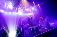 　熱唱する吉川晃司（撮影・平野タカシ）