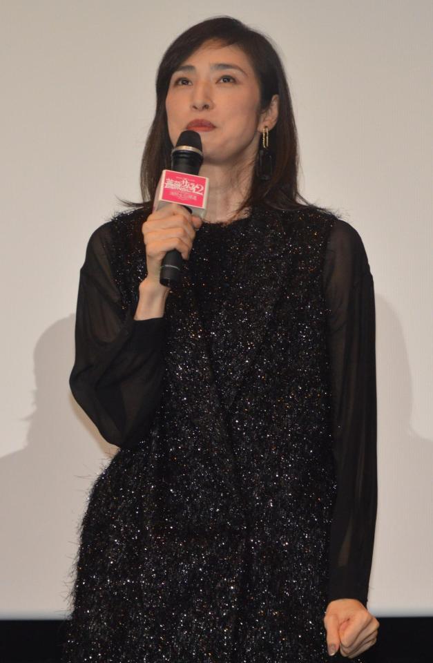 　初日舞台あいさつを行った天海祐希