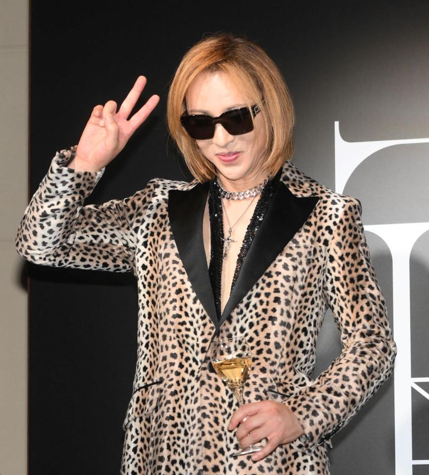 　シャンパンを手にピースをするＹＯＳＨＩＫＩ（撮影・堀内翔）