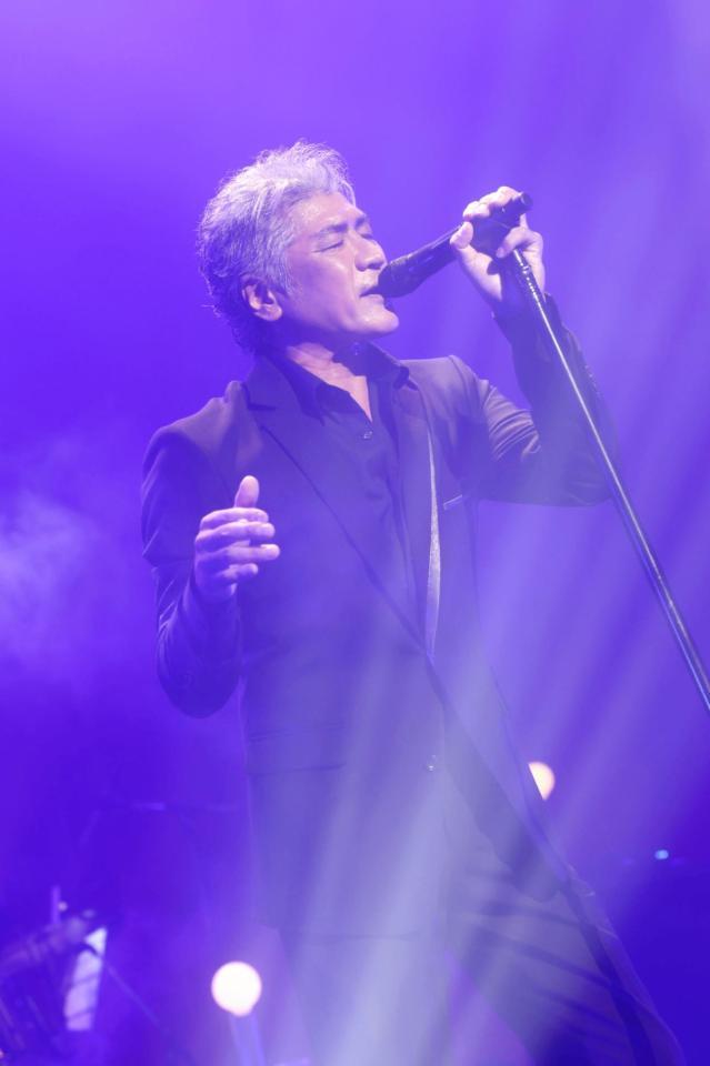 　熱唱する吉川晃司（撮影・平野タカシ）