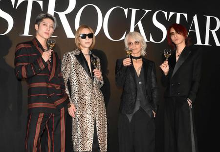 　シャンパンを手にポーズを決めるＴＨＥ　ＬＡＳＴ　ＲＯＣＫＳＴＡＲＳの（左から）ＭＩＹＡＶＩ、ＹＯＳＨＩＫＩ、ＨＹＤＥ、ＳＵＧＩＺＯ（撮影・堀内翔）