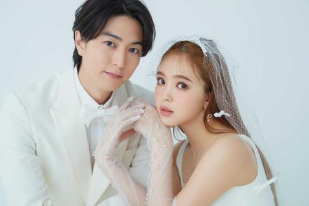 　結婚を発表した藤田ニコル（右）と稲葉友