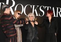 　シャンパンを手に乾杯をする（左から）ＭＩＹＡＶＩ、ＹＯＳＨＩＫＩ、ＨＹＤＥ、ＳＵＧＩＺＯ（撮影・堀内翔）