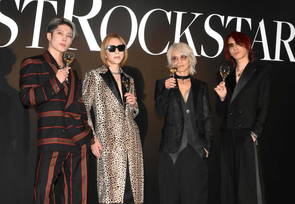 　シャンパンを手にポーズを決めるＴＨＥ　ＬＡＳＴ　ＲＯＣＫＳＴＡＲＳの（左から）ＭＩＹＡＶＩ、ＹＯＳＨＩＫＩ、ＨＹＤＥ、ＳＵＧＩＺＯ（撮影・堀内翔）