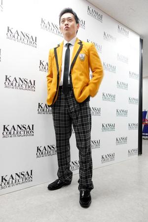 ポーズを決める吉村洋文大阪府知事