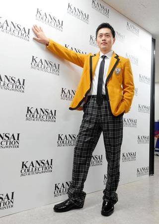 　リクエストに応えポーズを決める吉村洋文大阪府知事