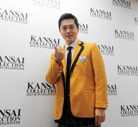 　「指ハート」ポーズを決める吉村洋文大阪府知事