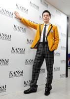 　リクエストに応えポーズを決める吉村洋文大阪府知事