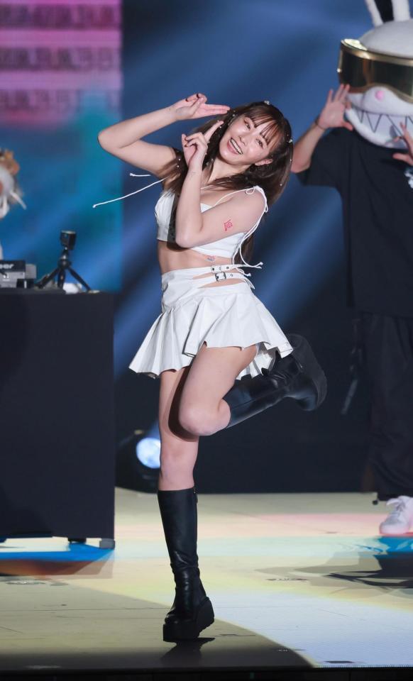 無期限活動休止のてんちむ 編み上げ腹チラ＆厚底でダンス 京セラドーム