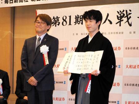 　羽生善治会長（左）から推戴状を受け取った藤井聡太名人