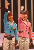 卒業をファンに発表するモーニング娘。の加護亜依（右）と辻希美＝２００４年１月３日