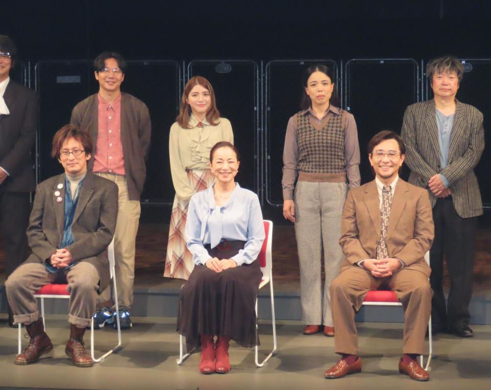　初日前会見に出席した（前列左から）成河、原田美枝子、八嶋智人、（後列同）前原滉、川島海荷、安藤玉恵、市川しんぺー