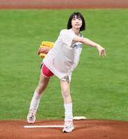 　始球式で投球するあの（撮影・中島達哉）