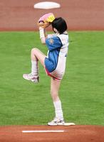 　始球式を務めるあの（撮影・中島達哉）