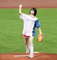 　始球式で投球するあの（撮影・中島達哉）