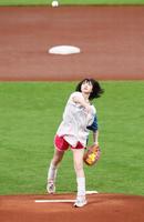 　始球式で投球するあの（撮影・中島達哉）