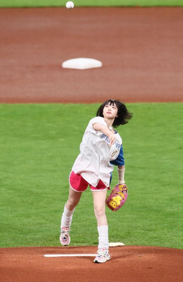 　始球式で投球するあの（撮影・中島達哉）