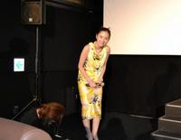 　映画「バカ塗りの娘」完成披露舞台あいさつに登場した堀田真由