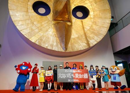 　ＥＸＰＯ’７０パビリオン別館オープニング記念式典に出席したＮＭＢ４８のメンバーと吉村洋文大阪府知事（左から７番目）、河内家菊水丸（同８番目）