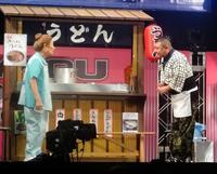 　舞台に復帰した桑原和男さん（左）と川畑泰史