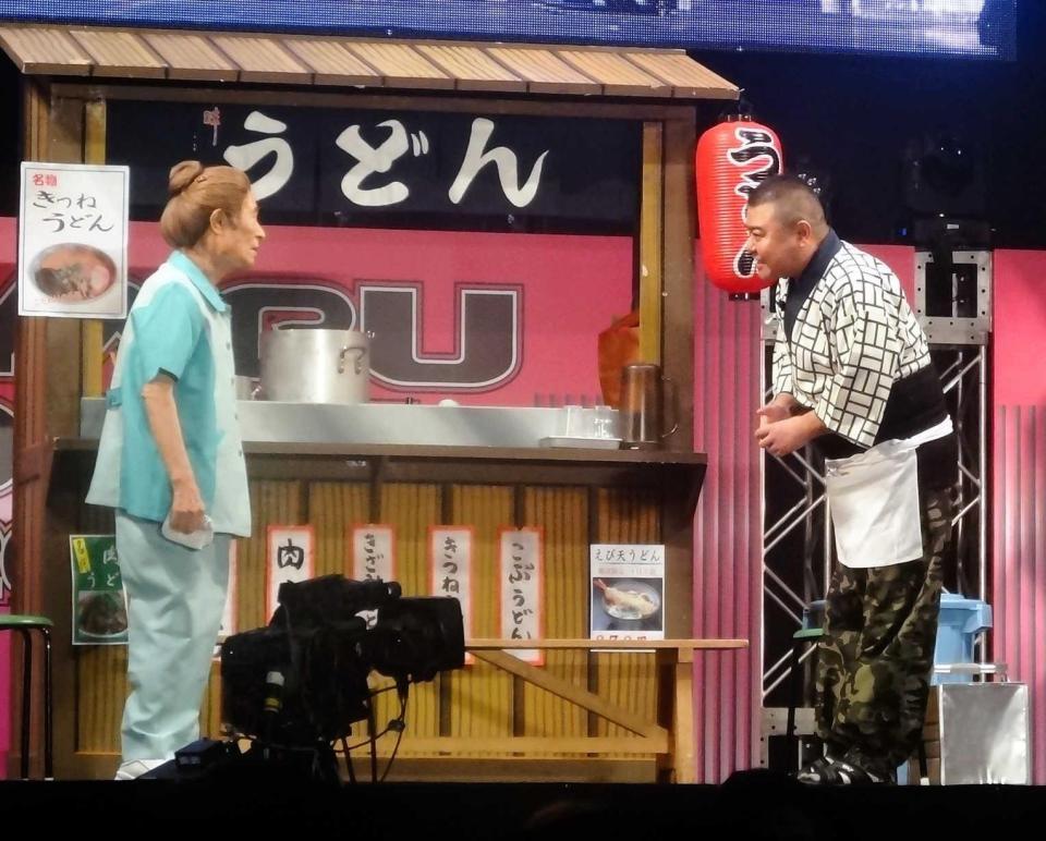 　舞台に復帰した桑原和男さん（左）と川畑泰史