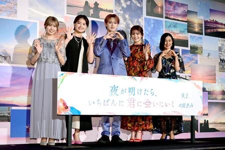 　笑顔でポーズをきめる（左から）酒井麻衣監督、箭内夢菜、白岩瑠姫、久間田琳加、鶴田真由（撮影・金田祐二）