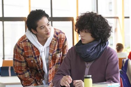 　菅田将暉（右）と共演